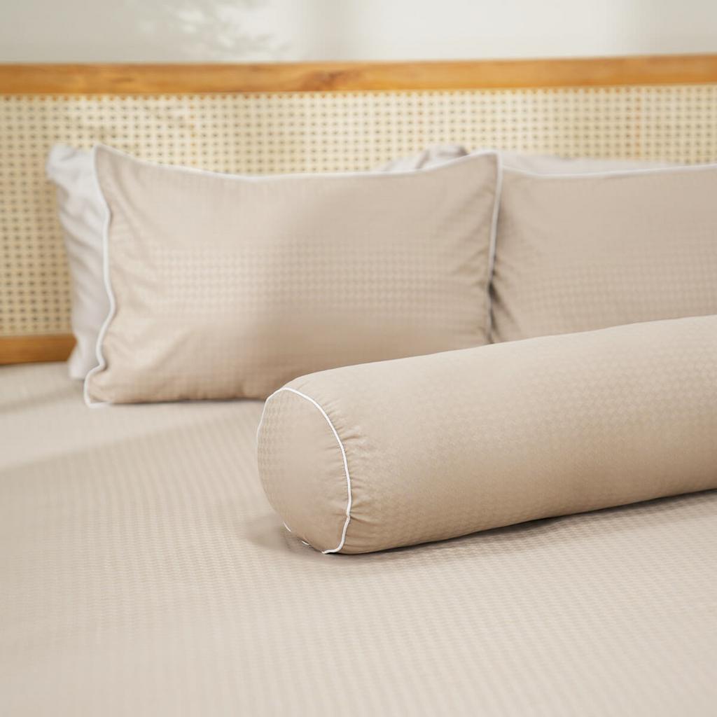 Close-up vải Polyester Jacquard — thấy rõ hoa văn gấm và độ mịn.