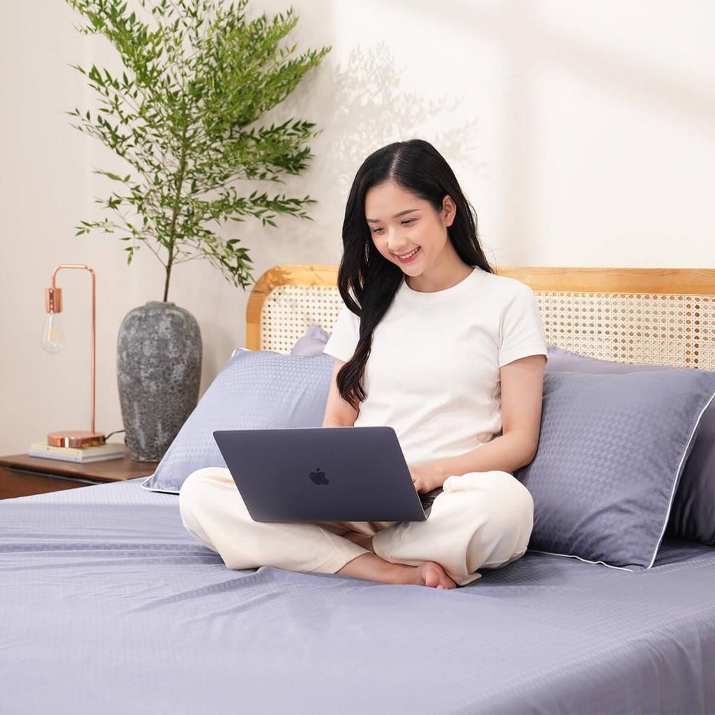 Kết cấu vải gấm polyester — giữ màu, óng ánh nhẹ và sang trọng.