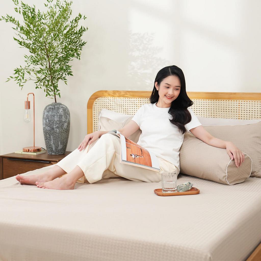 Close-up vải Polyester Jacquard — thấy rõ hoa văn gấm và độ mịn.