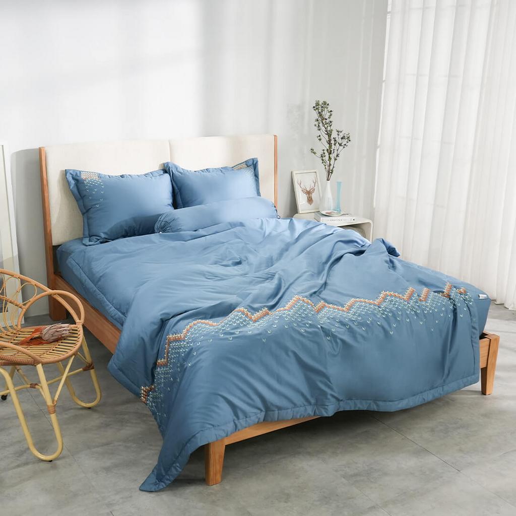 Chăn chần với ruột bông/microfiber — ấm vừa đủ, nhẹ và dễ chăm sóc.