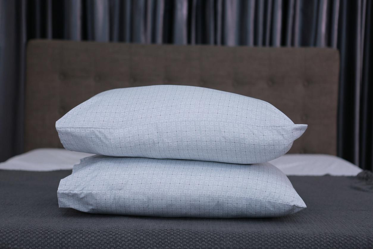 Ảnh minh họa: Vỏ gối ôm vừa gối 45 x 65 cm, đường may chắc chắn.