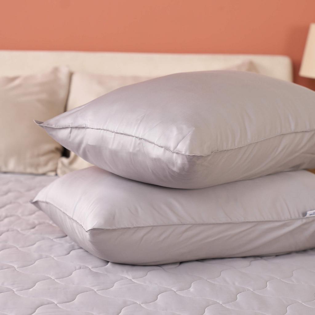 Cận cảnh sợi TENCEL™ Lyocell 60s và bề mặt vỏ gối — mịn như lụa, phù hợp cho da nhạy cảm.