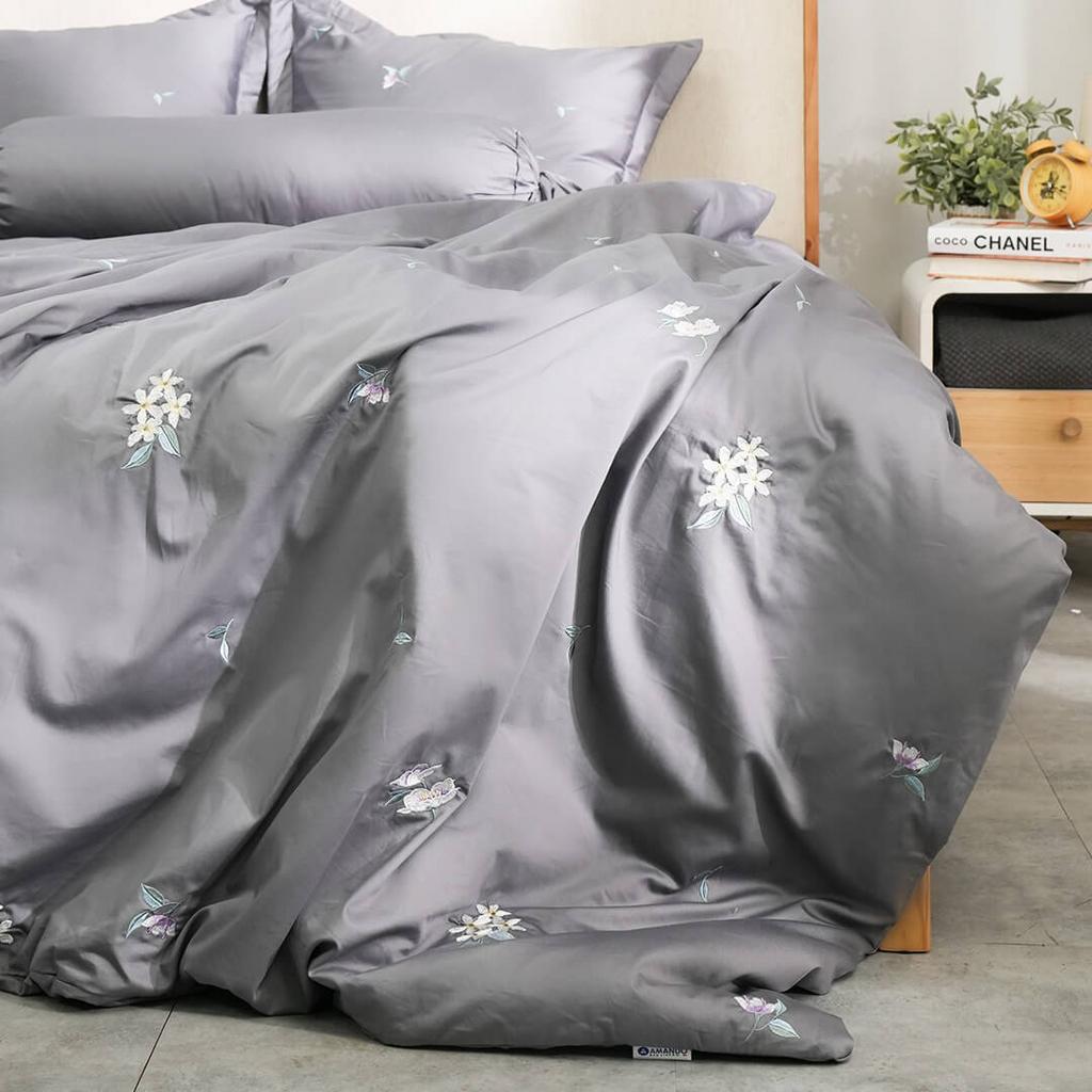 Mật độ sợi cao (~300 sợi/inch) giúp vải bền và giữ màu lâu.