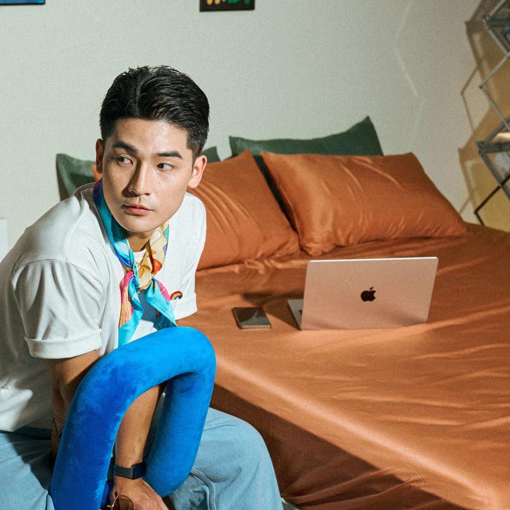 Ga chun ôm sát nệm — giữ nếp, chống xô lệch.