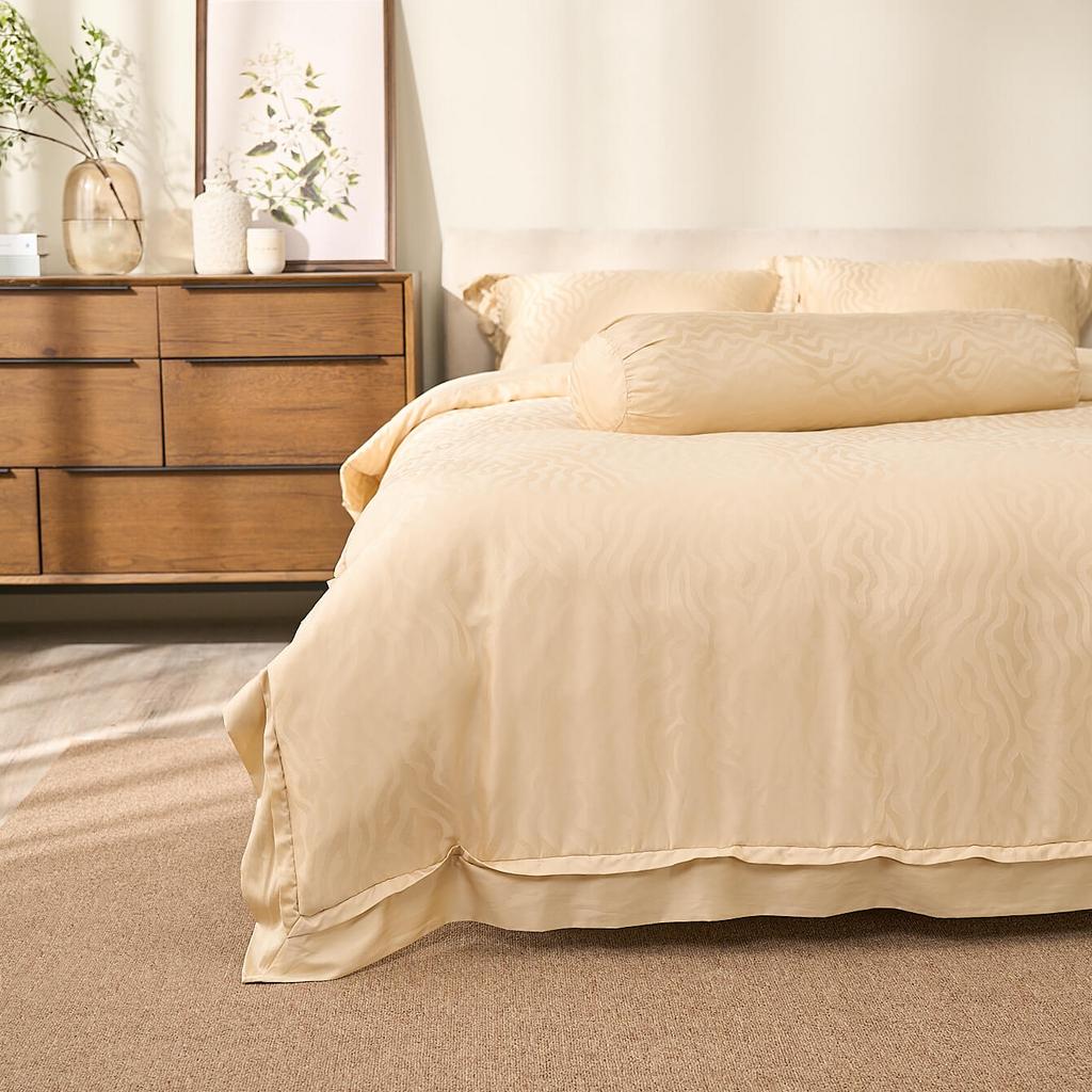 Jacquard giúp giữ form, kèm hướng dẫn giặt nhẹ để tăng tuổi thọ sản phẩm.