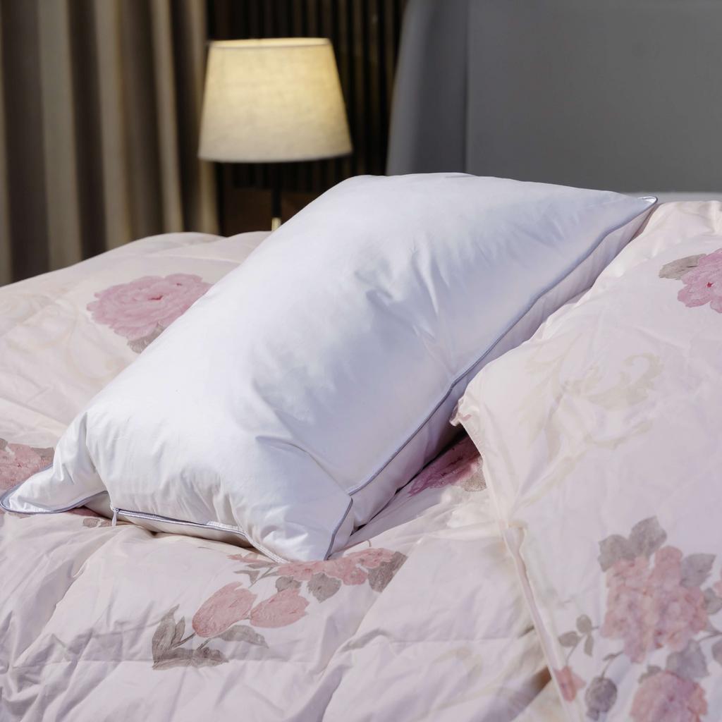 Gối Lông Vũ Giang Sơn Down VIP đặt trên giường kiểu khách sạn 5 sao — mềm mại, phồng đều.
