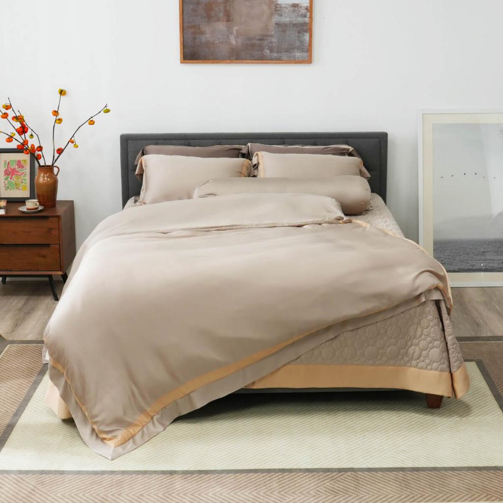 Hero shot: Bộ chăn ga Lụa Tencel Amando Confident màu kem trên giường hiện đại.