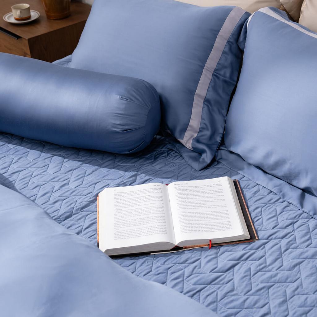 Bộ chăn ga phủ Lụa Tencel Amando Confident (Màu Xanh Dương) — mềm mịn, thoáng mát cho giấc ngủ sâu.