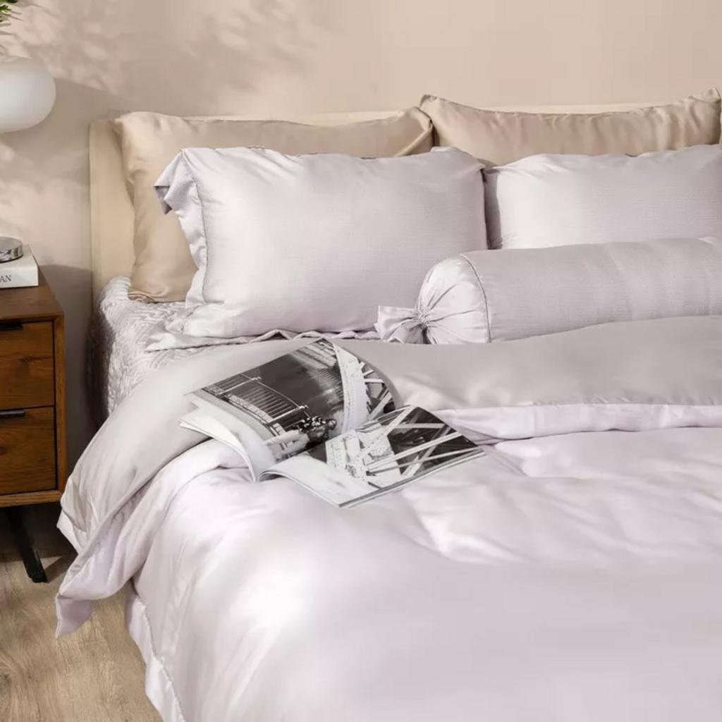 Bộ chăn ga Amando Élan 5 chi tiết màu xám — mềm mượt, ôm nệm, hoàn thiện phòng ngủ sang trọng.