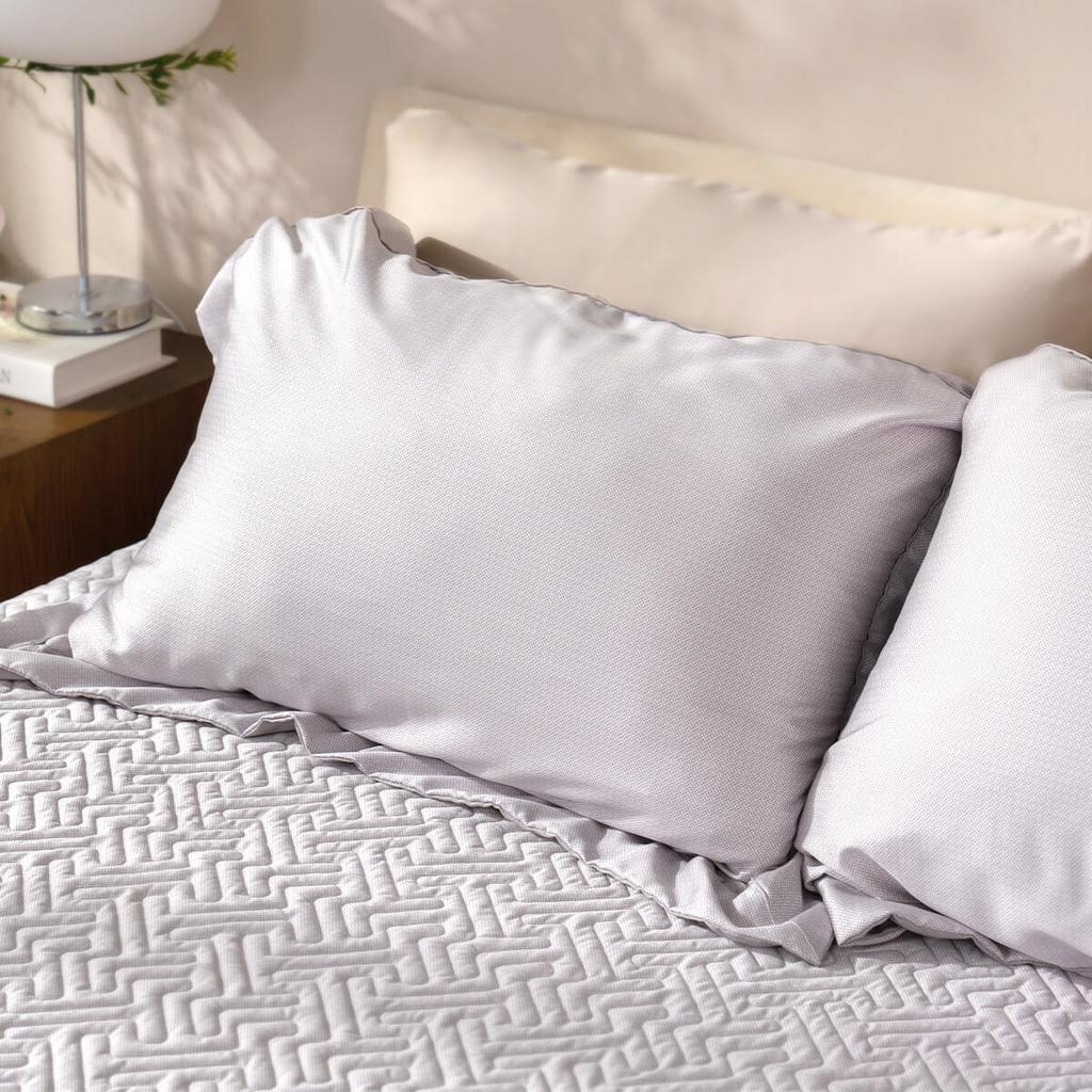 Bộ chăn ga Amando Élan 5 chi tiết - mềm mượt, màu xám sang trọng; phù hợp cho phòng ngủ hiện đại.