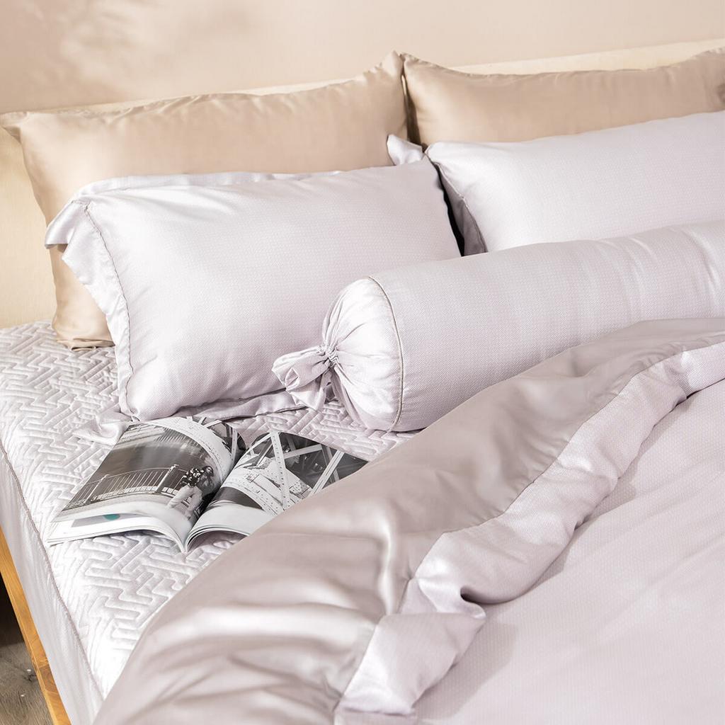 Bộ chăn ga Amando Élan 5 chi tiết - mềm mượt, màu xám sang trọng; phù hợp cho phòng ngủ hiện đại.