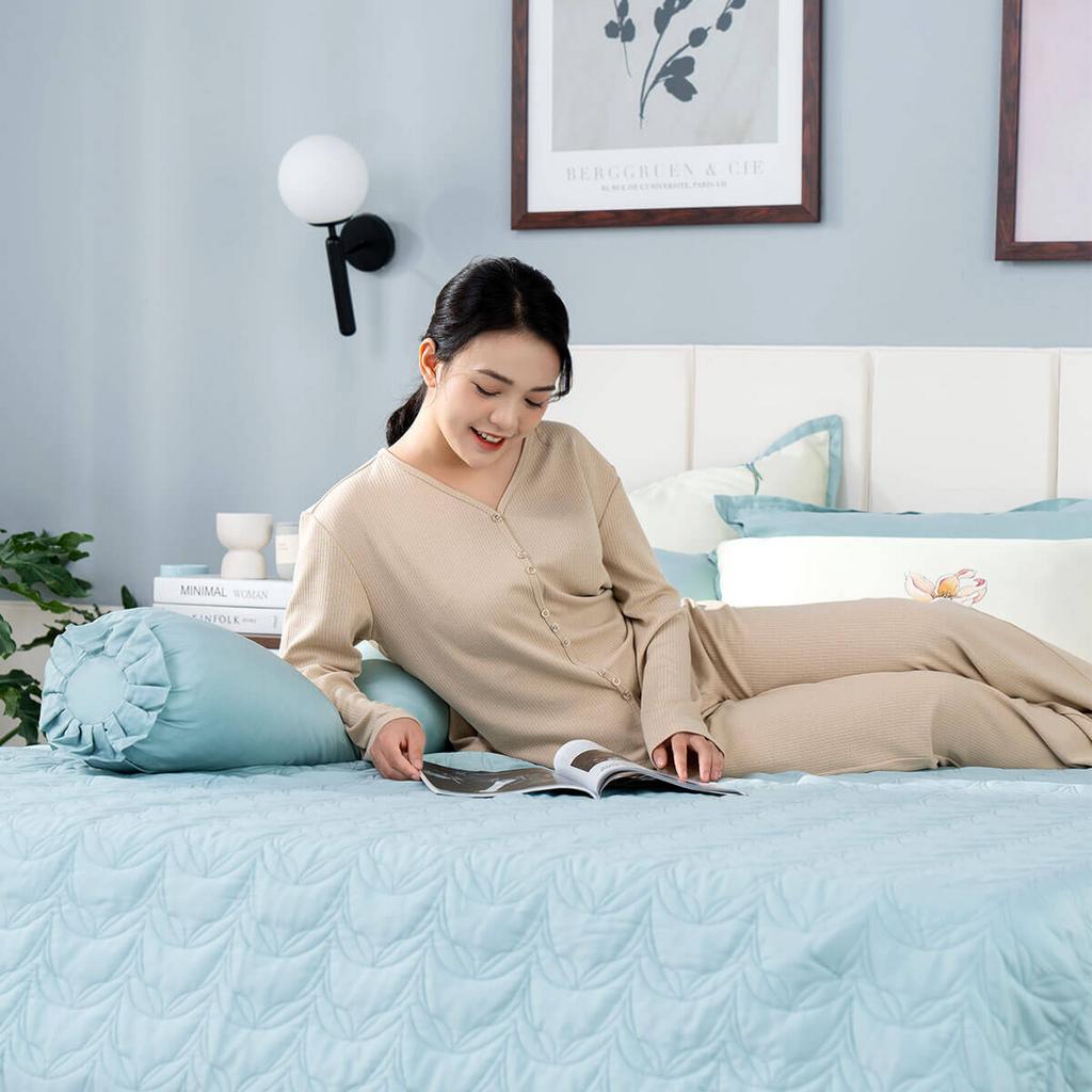 Bộ chăn ga phủ Amando Jamila LC002 - cận cảnh sợi Lyocell mịn và set phòng ngủ hoàn thiện.