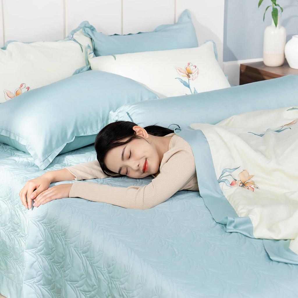 Bộ chăn ga phủ Amando Jamila LC002 - cận cảnh sợi Lyocell mịn và set phòng ngủ hoàn thiện.