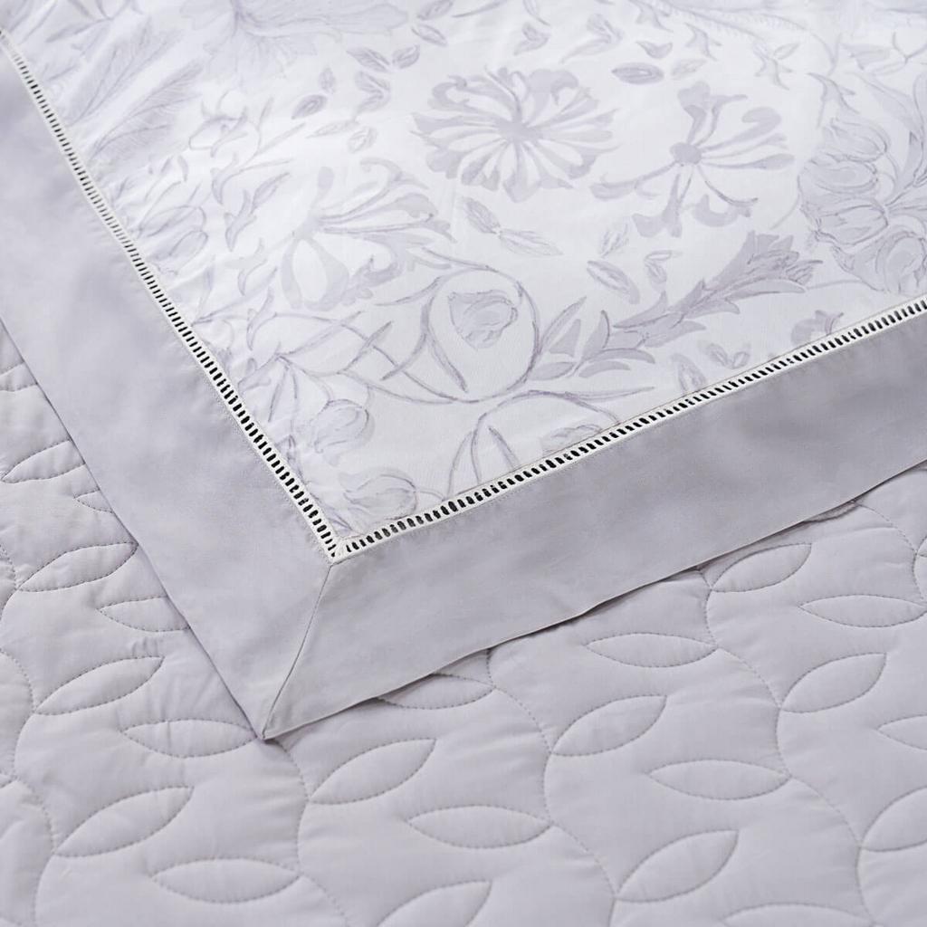 Bộ chăn ga Amando Jamila LC004 - giao diện tổng quan: sợi gỗ Lyocell mịn màng và thiết kế chun chần ôm nệm.