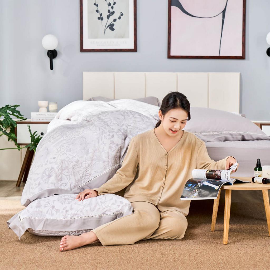 Bộ chăn ga Amando Jamila LC004 - giao diện tổng quan: sợi gỗ Lyocell mịn màng và thiết kế chun chần ôm nệm.