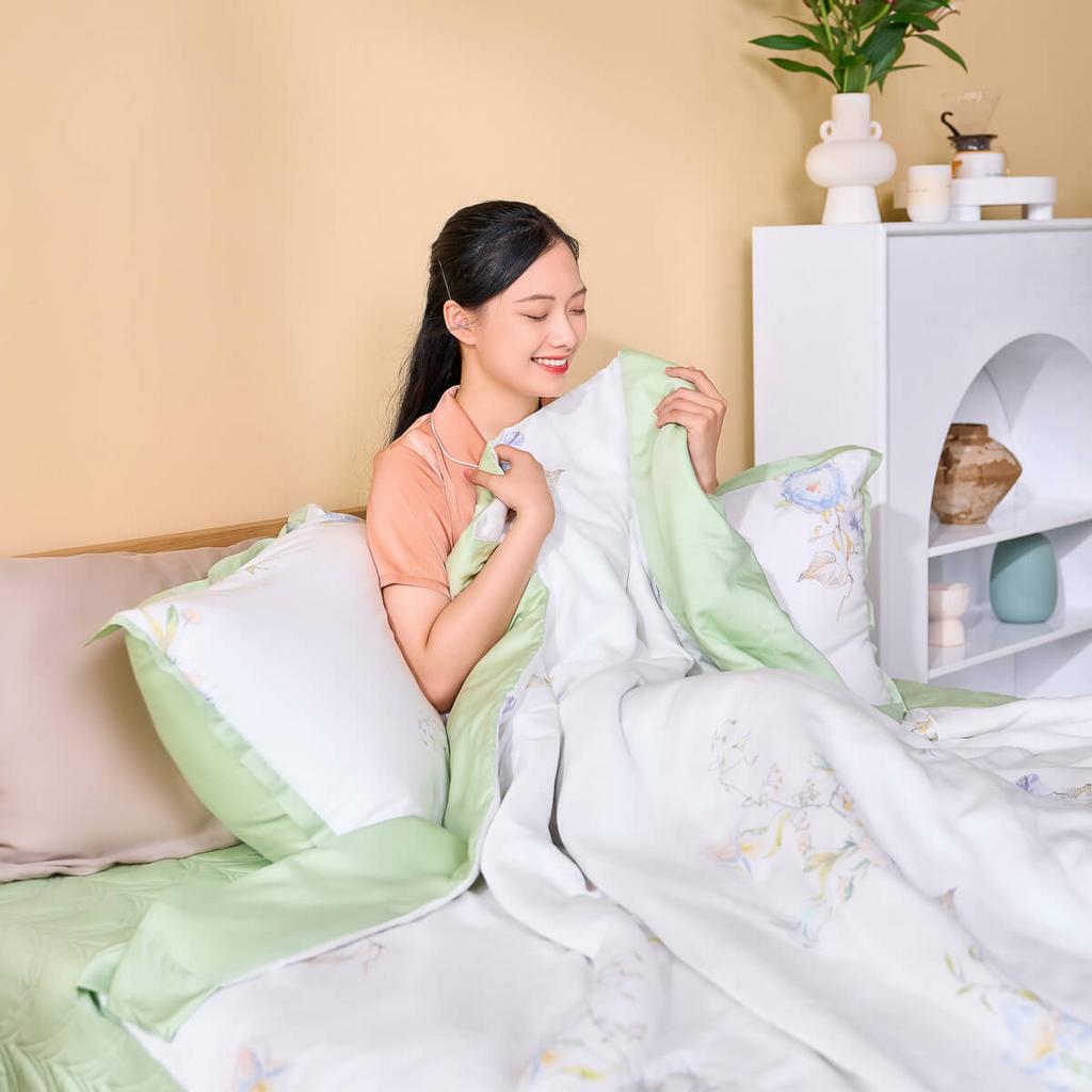 Hero shot: Bộ chăn ga Amando Jamila LC007 trải trên giường, thể hiện độ mềm và độ rủ tự nhiên của vải.