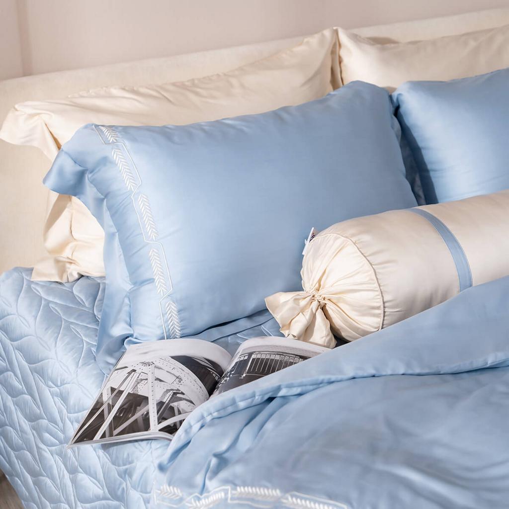 Bộ chăn ga Amando Soulmate 7 chi tiết màu Xanh - Lụa Tencel mịn, tông xanh thư giãn cho phòng ngủ hiện đại.