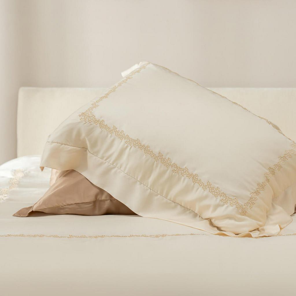 Bộ chăn ga Amando Soulmate màu kem - mềm mượt, sang trọng trên giường thực tế.