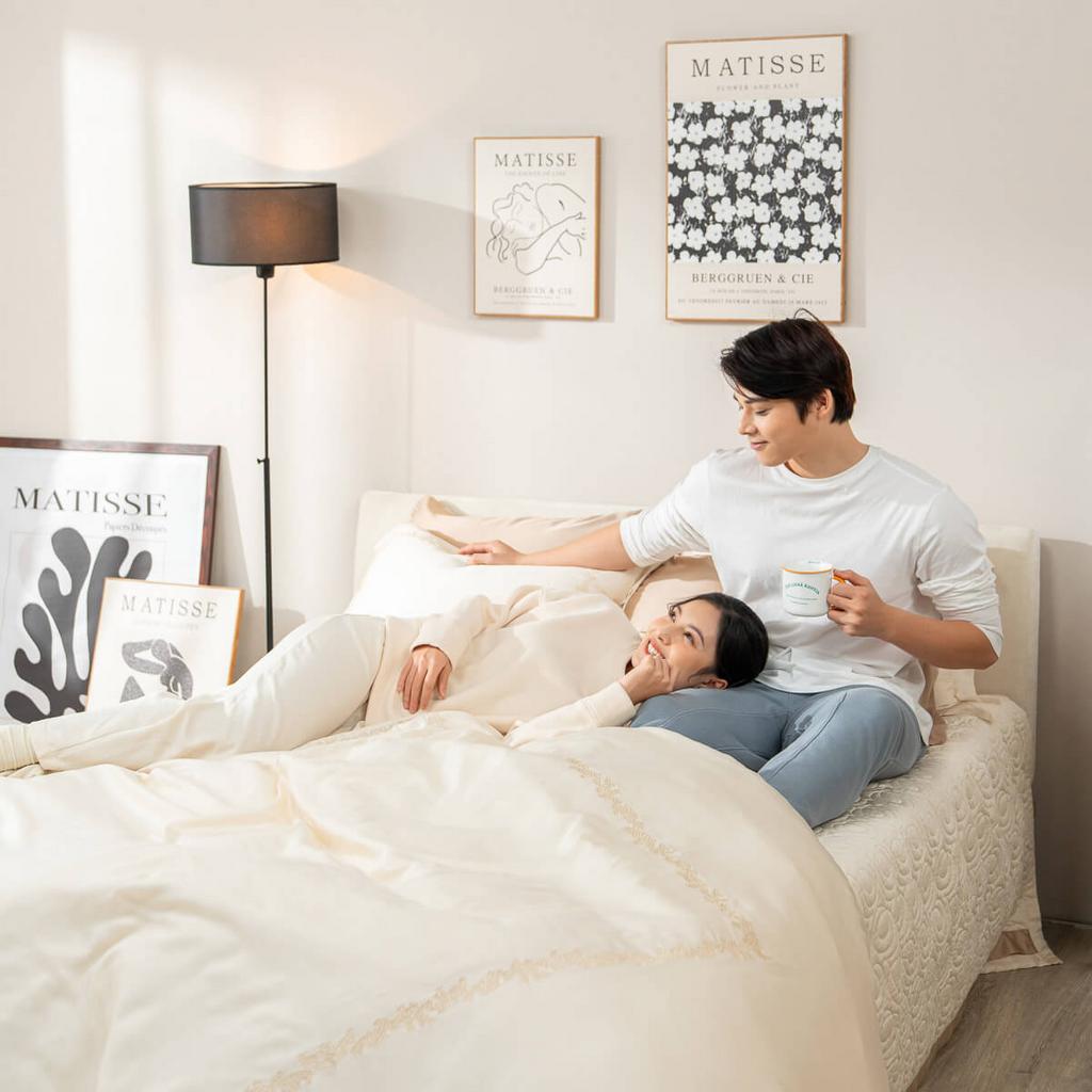 Bộ chăn ga Amando Soulmate màu kem - mềm mượt, sang trọng trên giường thực tế.