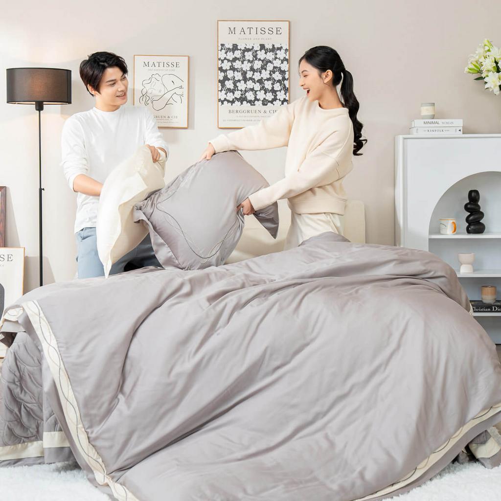 Bộ chăn ga Amando Soulmate màu xám — sang trọng, dễ phối, cảm giác mềm mịn khi chạm.