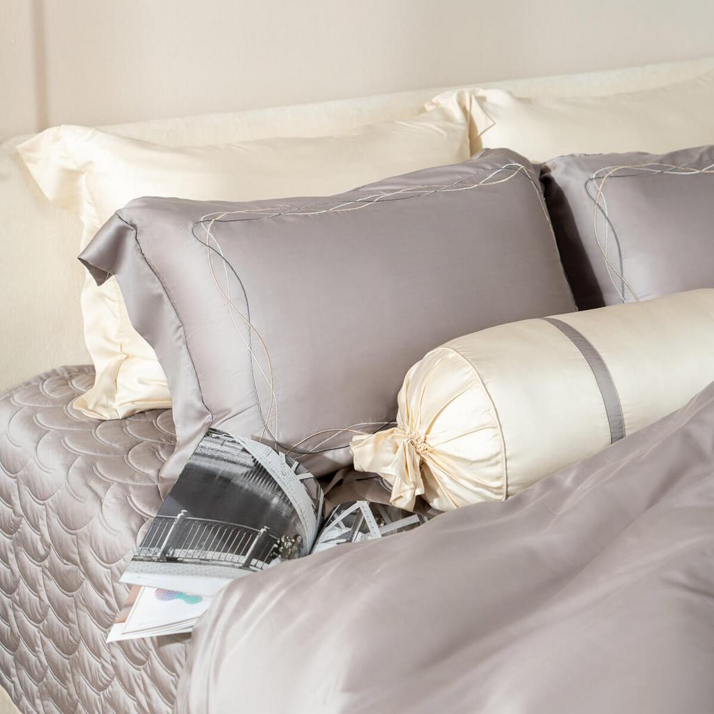 Bộ chăn ga Amando Soulmate màu xám — sang trọng, dễ phối, cảm giác mềm mịn khi chạm.