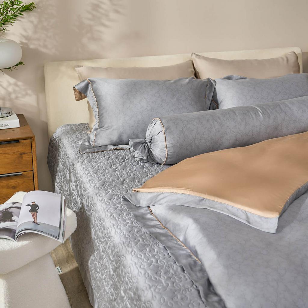 Bộ chăn ga Amando Élan TC003: Lụa Tencel 60s bóng mượt, thiết kế sang trọng — nhìn cận cảnh sợi và độ rũ.