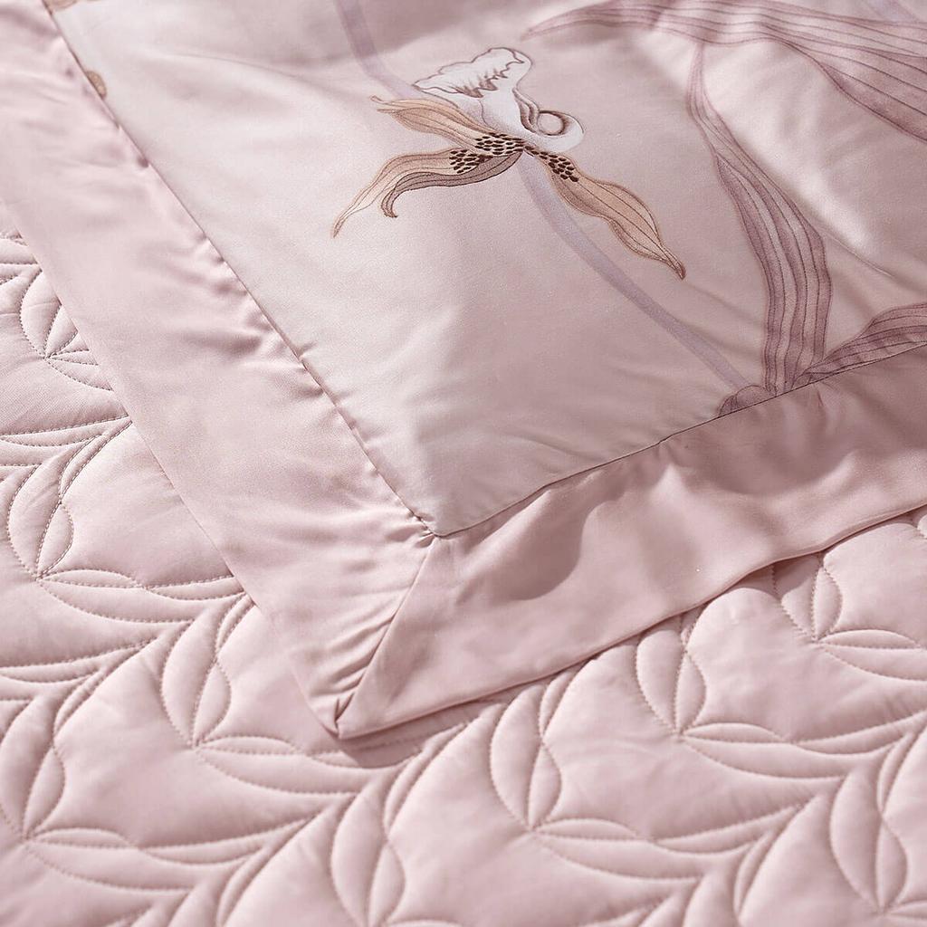 Bộ chăn ga phủ Amando Jamila LC003 trên giường mẫu — nhìn rõ kết cấu Lyocell mềm mịn.