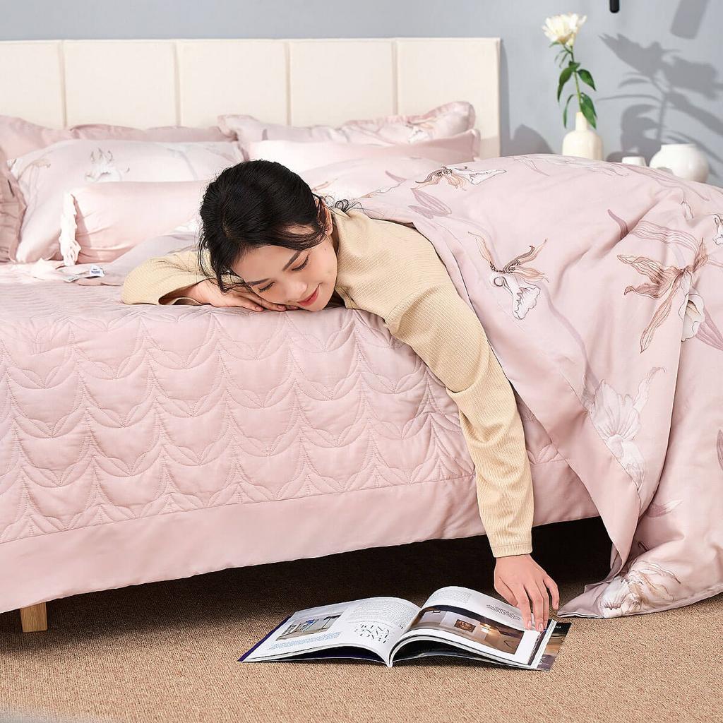 Bộ chăn ga phủ Amando Jamila LC003 trên giường mẫu — nhìn rõ kết cấu Lyocell mềm mịn.