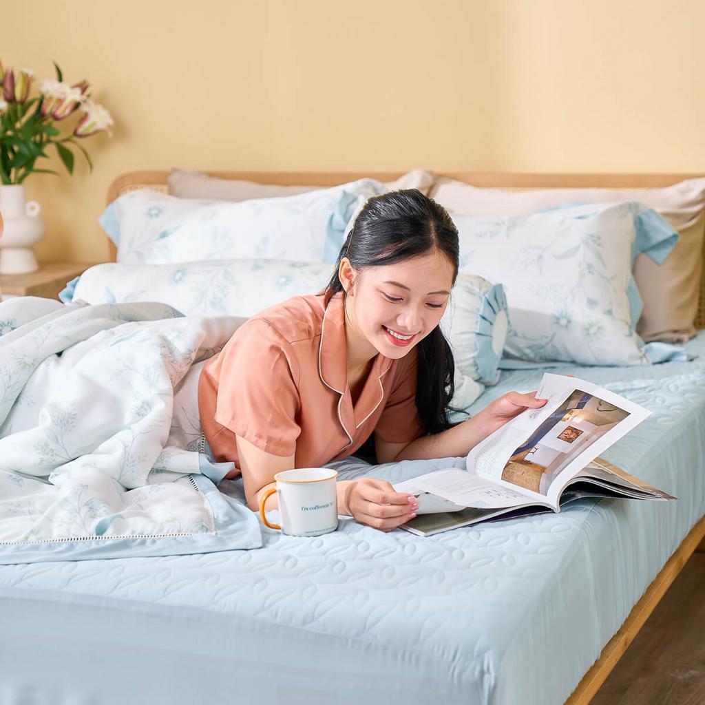 Bộ chăn ga Amando Jamila LC011: Lyocell mềm mượt, thiết kế tinh tế phù hợp khí hậu Việt Nam.