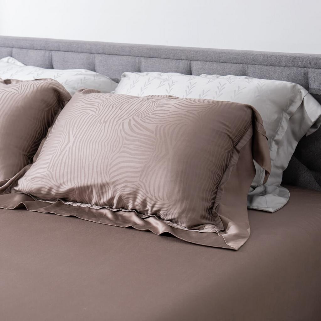 Bộ chăn ga Lụa Tencel Amando Lagom 5 chi tiết - Màu nâu, phong cách tinh tế cho phòng ngủ hiện đại.