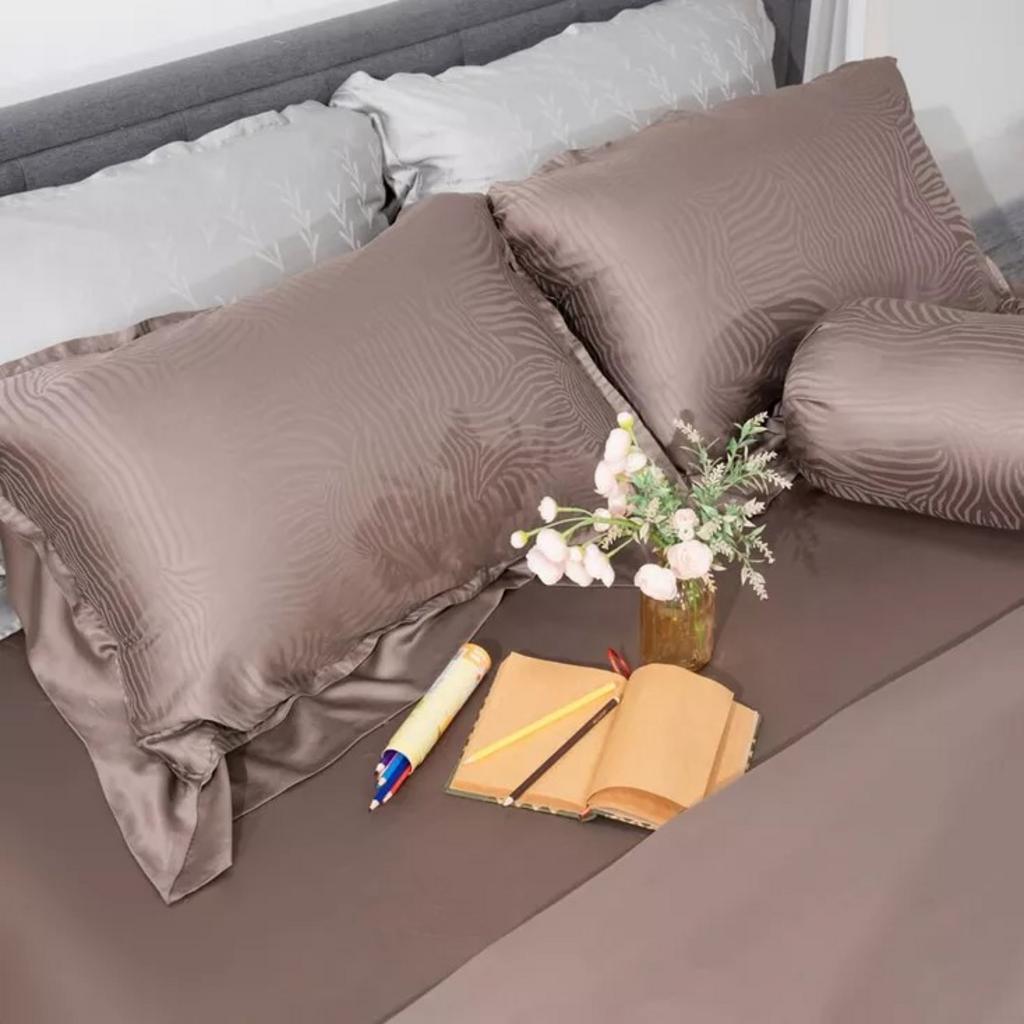 Bộ chăn ga Lụa Tencel Amando Lagom 5 chi tiết - Màu nâu, phong cách tinh tế cho phòng ngủ hiện đại.