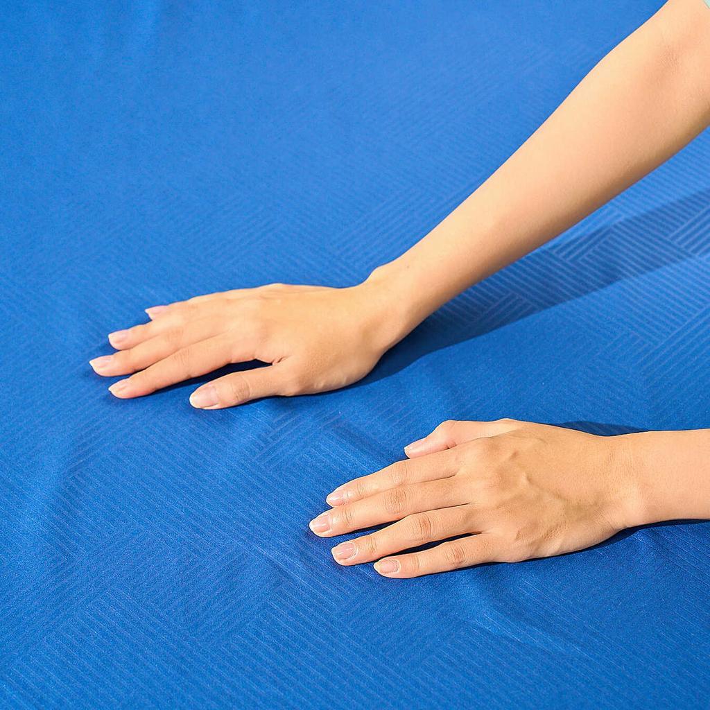 Bộ chăn ga chun Amando Rina trên giường mẫu — mềm mại, họa tiết Jacquard nổi bật.