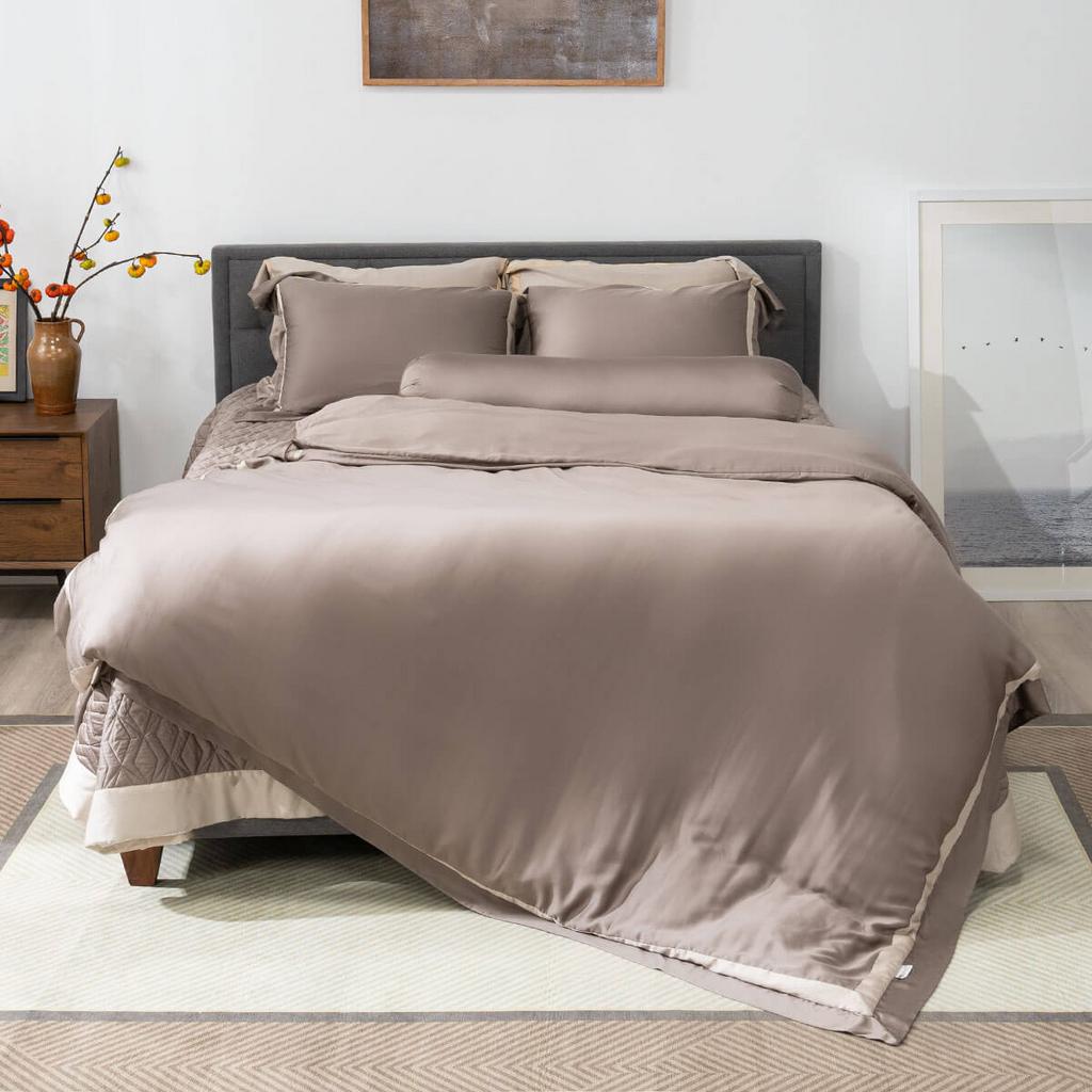 Bộ chăn ga Lụa Tencel Amando Confident 5 chi tiết - Màu Nâu sang trọng, mềm mịn và thoáng khí.