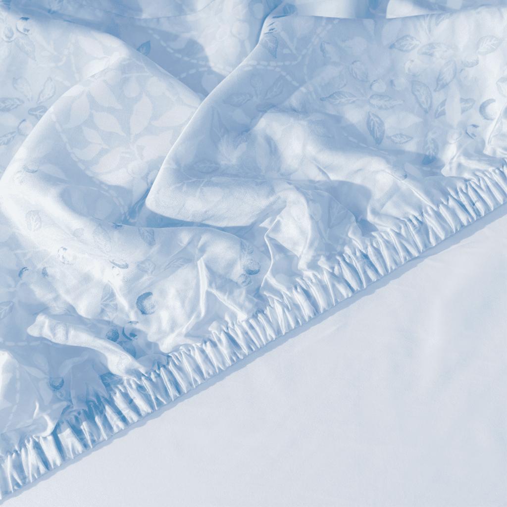 Bộ ga chun Lụa Tencel Amando Bliss TC006 — bề mặt bóng mịn, tông màu sang trọng trên giường mẫu.