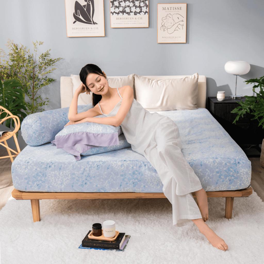 Bộ ga chun Lụa Tencel Amando Bliss TC006 — bề mặt bóng mịn, tông màu sang trọng trên giường mẫu.