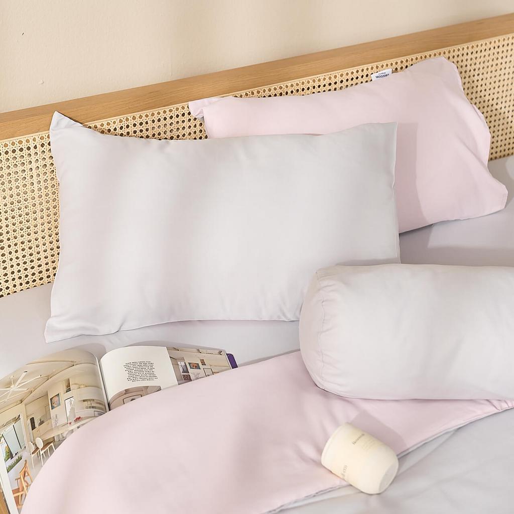 Bộ ga chun Tencel Amando Celia trải giường trong phòng ngủ hiện đại. Cận cảnh cho thấy màu trơn tinh tế và hoàn thiện chất liệu.