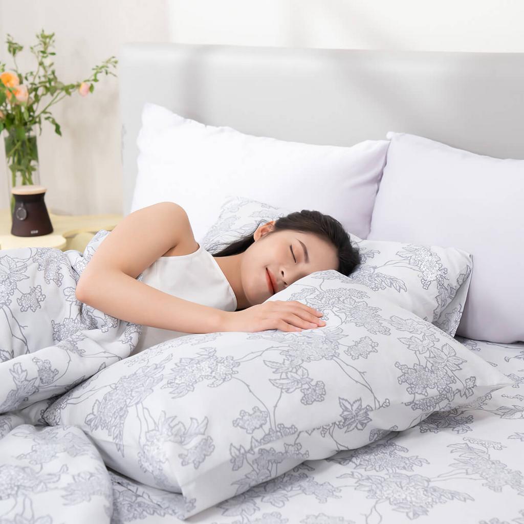 Hero shot: Bộ ga chun tencel Amando Celia TP007 trải trên nệm, ánh sáng tự nhiên, toát lên cảm giác mát và mềm.