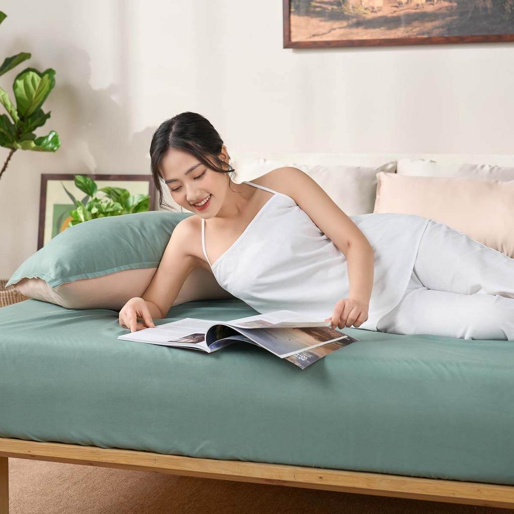 Hero image: Bộ ga chun micro satin Amando Cozy trải trên nệm, thể hiện bề mặt satin bóng nhẹ và ôm nệm chắc chắn.