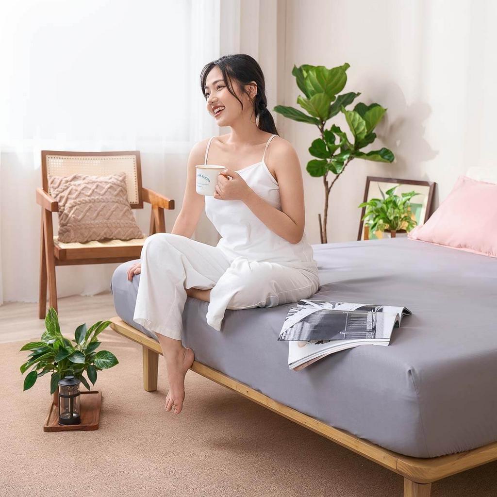 Hero image: Bộ ga chun micro satin Amando Cozy trải trên nệm, thể hiện bề mặt satin bóng nhẹ và ôm nệm chắc chắn.
