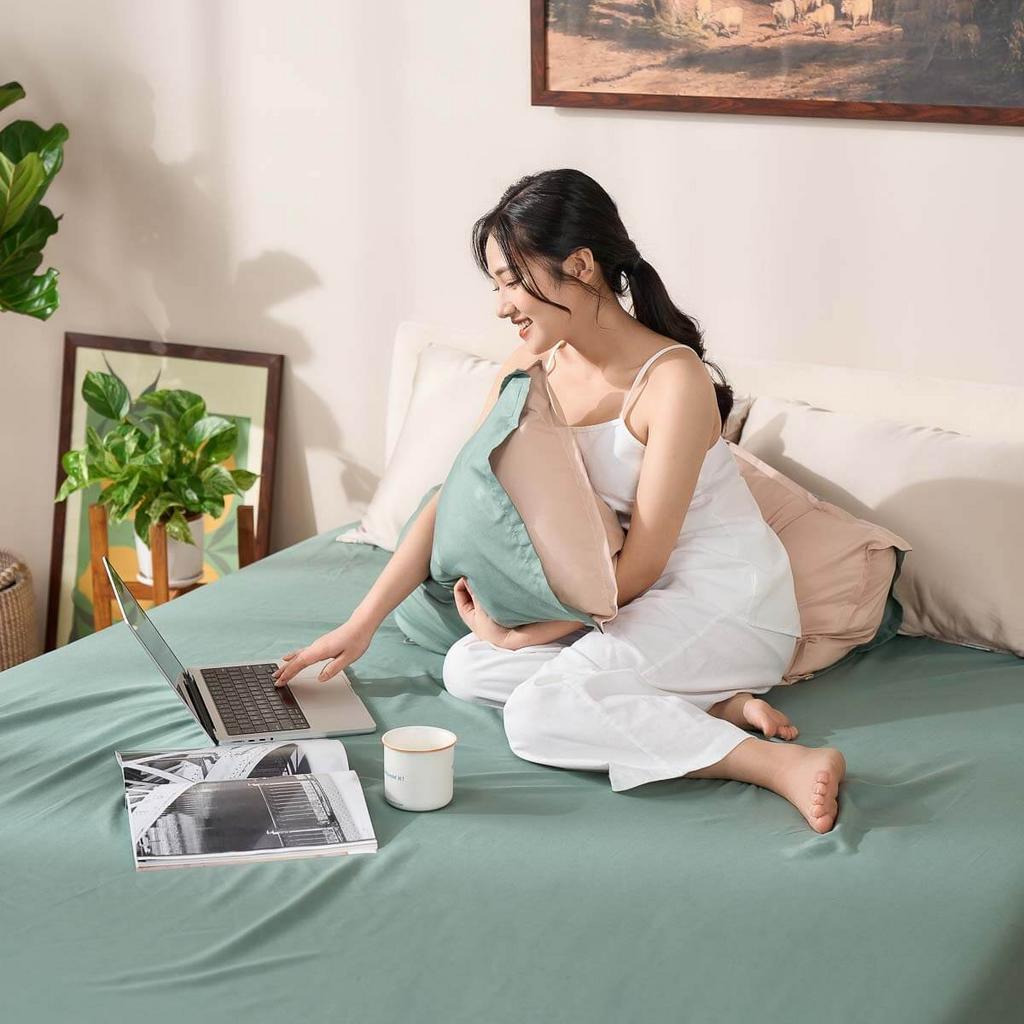 Hero image: Bộ ga chun micro satin Amando Cozy trải trên nệm, thể hiện bề mặt satin bóng nhẹ và ôm nệm chắc chắn.