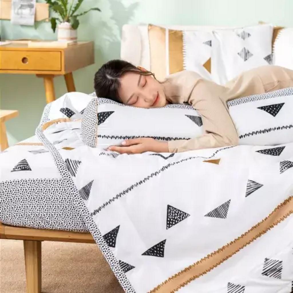 Hero: Bộ Ga chun microfiber Amando Ellie M04 trải trên giường — mềm mại, ôm nệm.