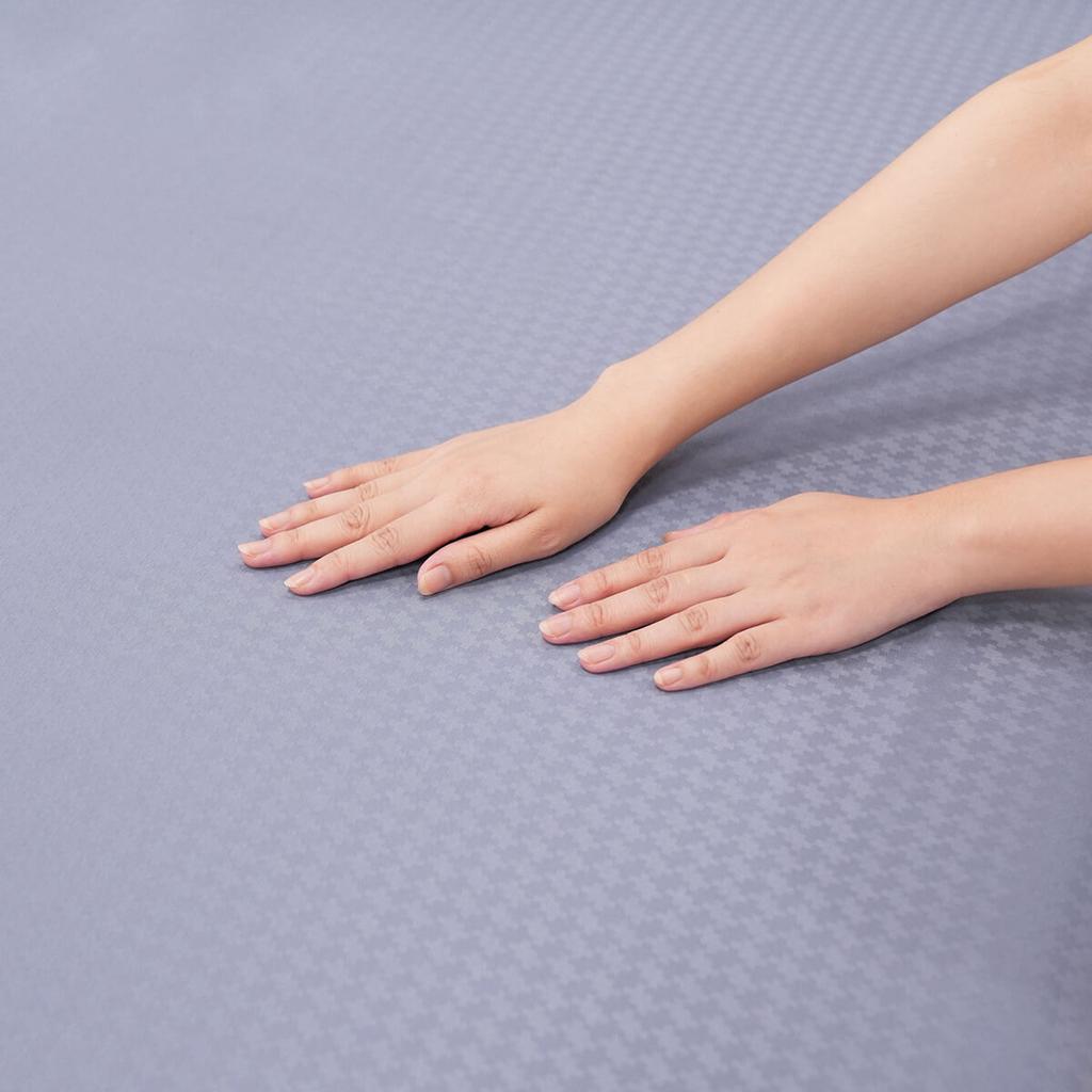 Hero: Bộ ga chun Amando Ellie màu xanh dương — nhìn gần để thấy hoa văn gấm tinh tế và độ ôm nệm.