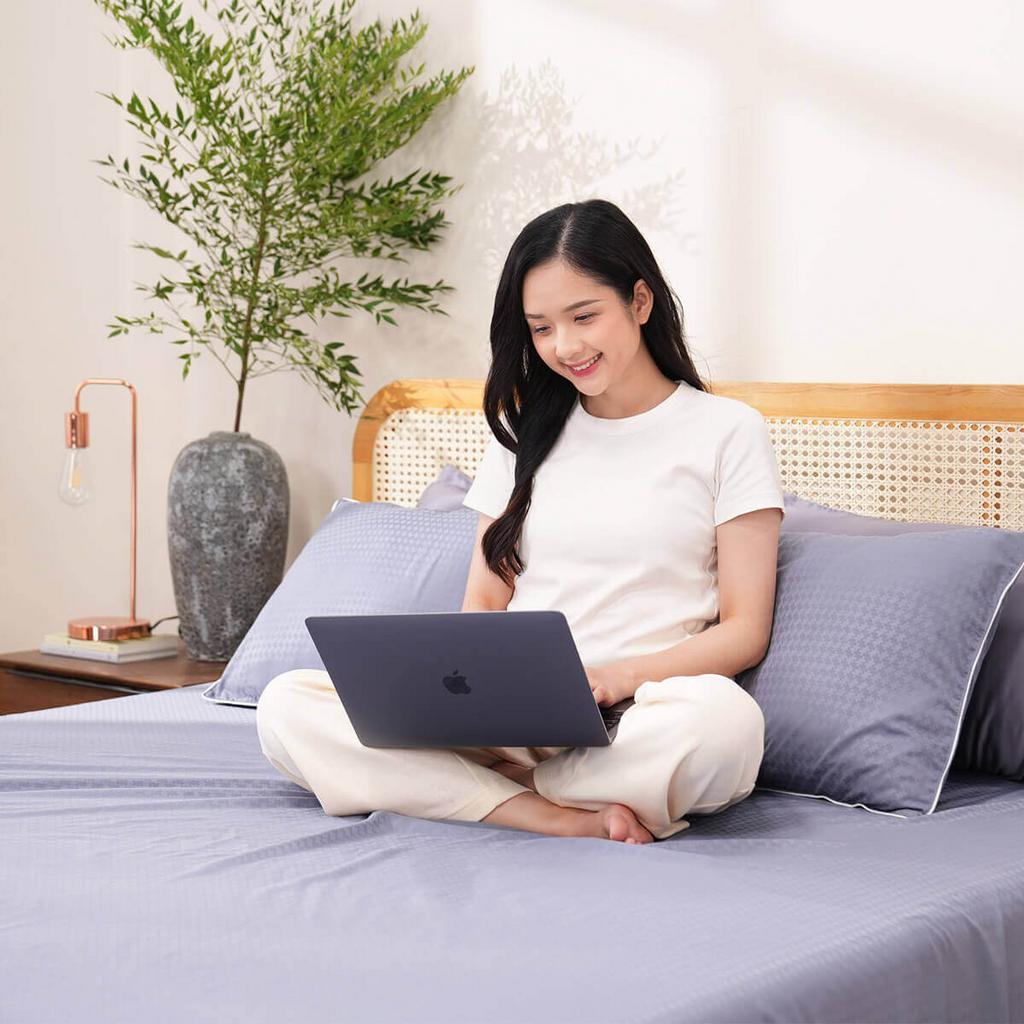 Hero: Bộ ga chun Amando Ellie màu xanh dương — nhìn gần để thấy hoa văn gấm tinh tế và độ ôm nệm.