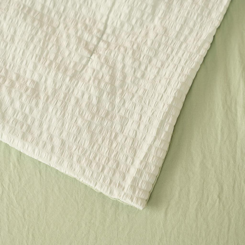 Hero image: Bộ ga chun Amando trải trên giường hiện đại — tôn màu, nhìn rõ ôm sát và kết cấu vải.