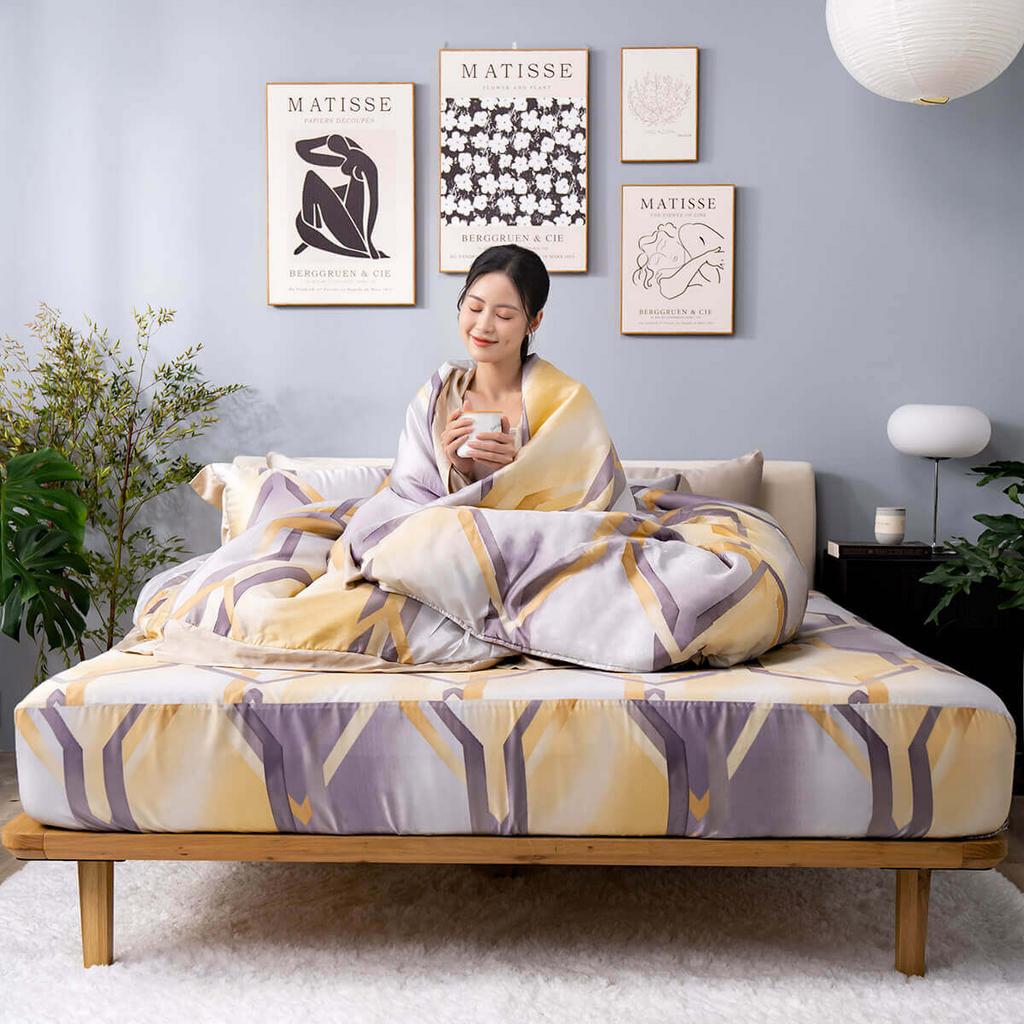 Bộ ga chun Amando Bliss TC007 trên giường: mềm mượt như lụa, mát lạnh khi chạm vào.