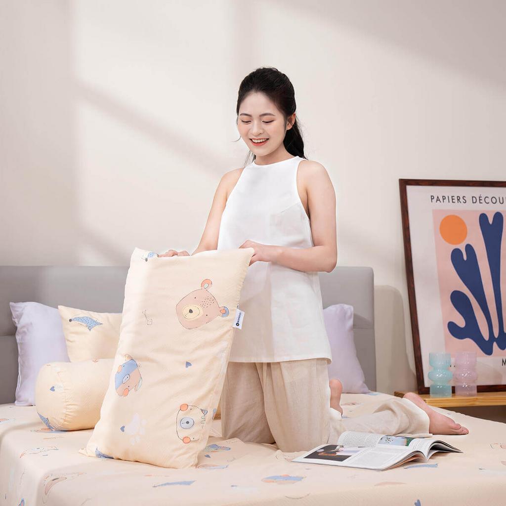 Hero image: Bộ ga chun Tencel Amando Celia TP010 trải trên nệm, phô diễn độ mềm và độ rủ của vải.