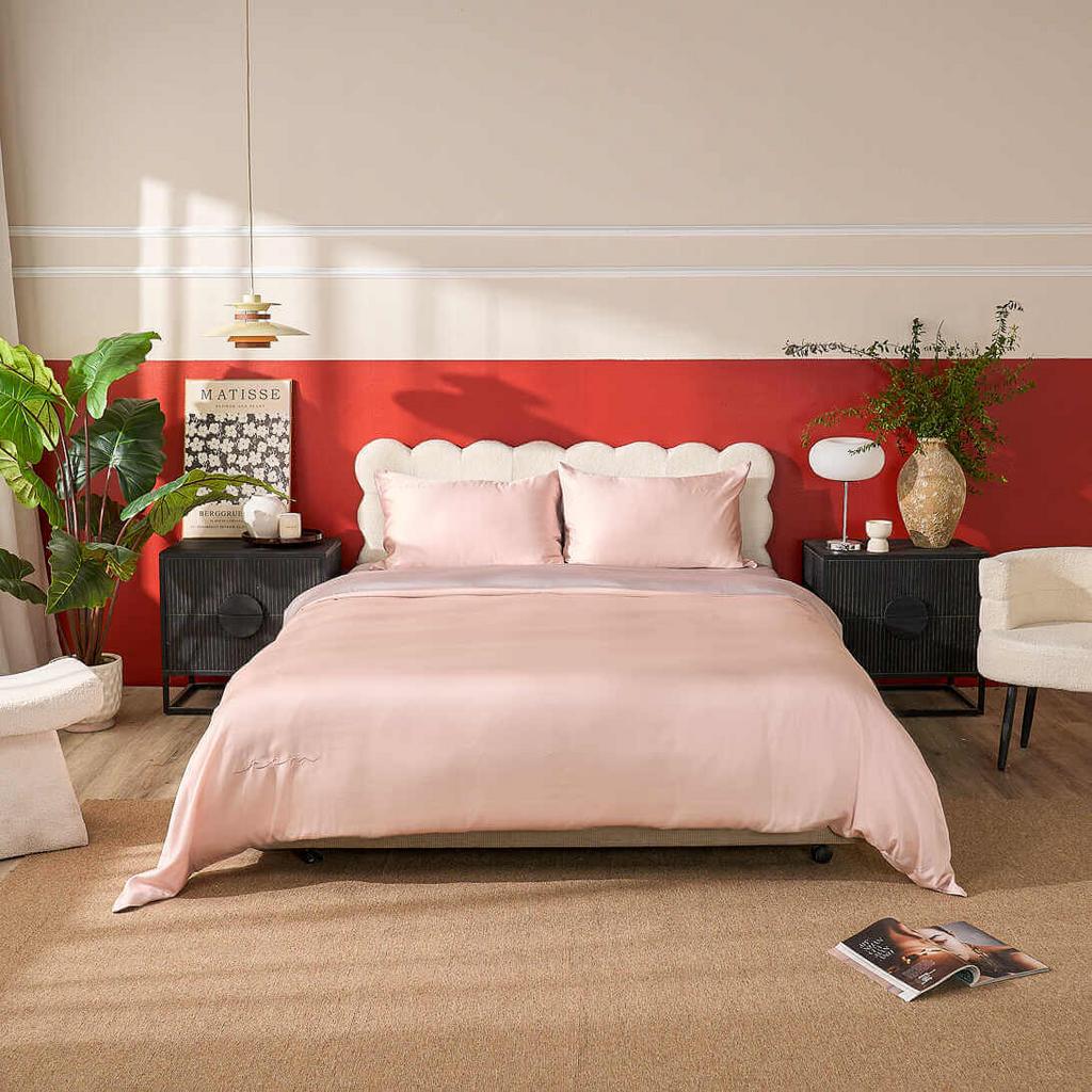 Bộ ga gối Goodnight Luxsilk — bề mặt bóng nhẹ, mềm mịn, mát như nhung.