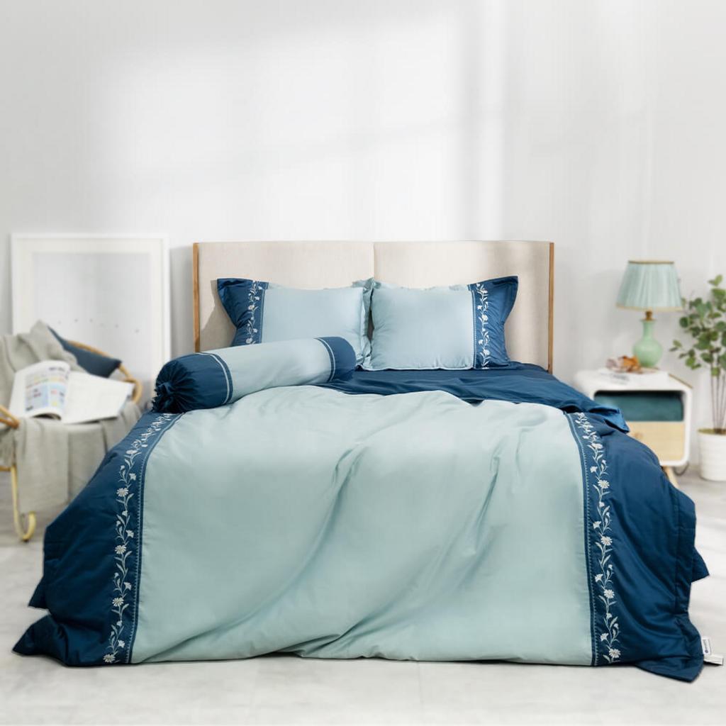 Bộ ga phủ Amando cotton satin màu xanh lá — bề mặt mịn bóng, thêu hoa tinh tế.