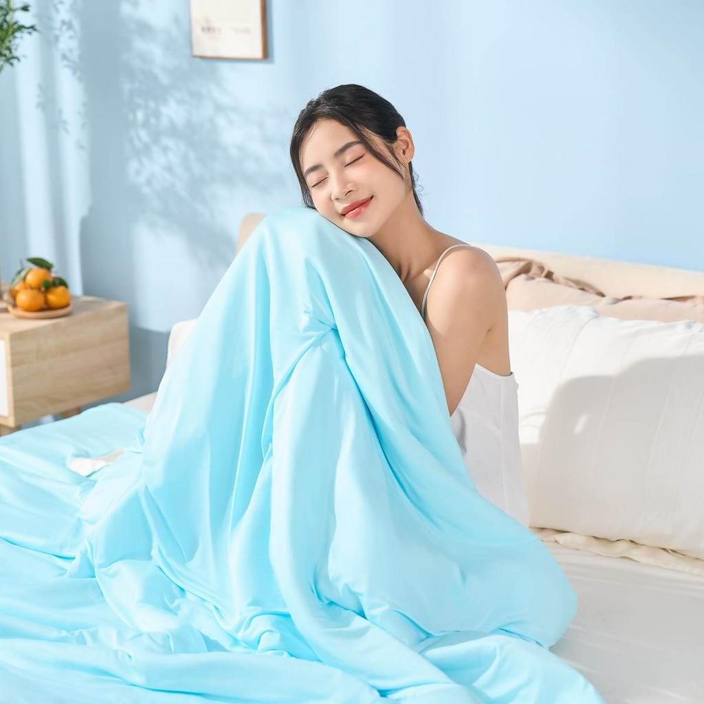 Hero shot: Chăn Amando Azami trên giường đôi — cảm giác mát mẻ ngay lần chạm đầu.