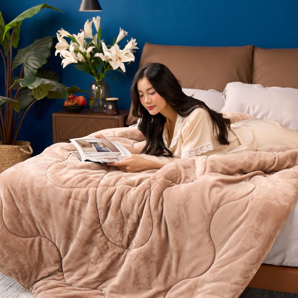 Hero image: Chăn Amando Warm Flannel SS25 trải trên giường — thể hiện độ mềm mịn và kích thước 200x220cm.